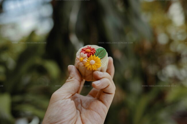 How Would You Describe The Taste Of A Mooncake?